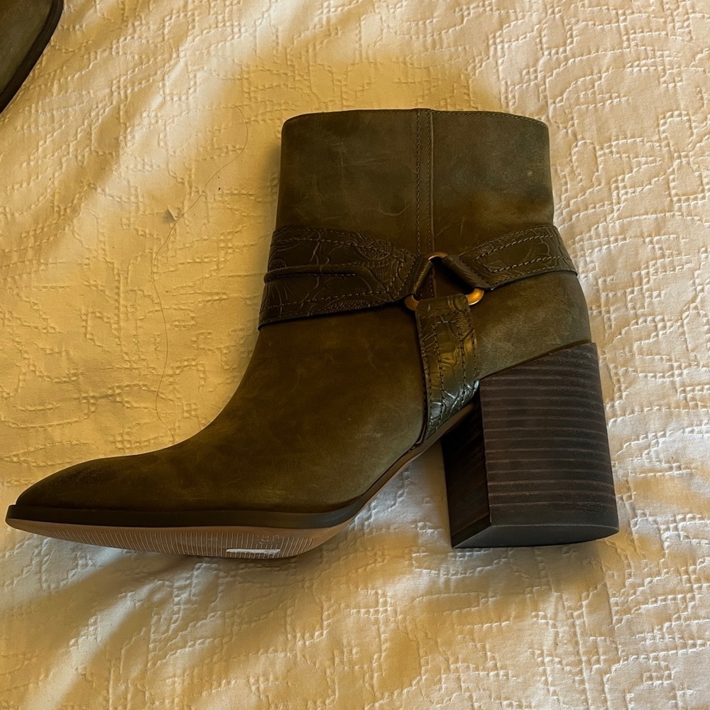 Vionic Carnelia  Chelsea Boot Block Heel Olive Oil Color Water Repellent Sz  8.5 - Picture 11 of 17